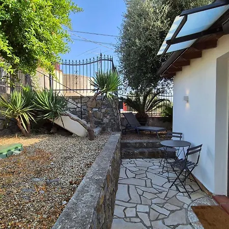 Piccola Casa Con Giardino 圣雷默